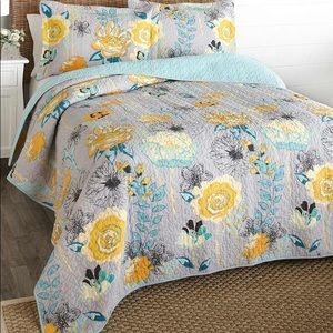 Gray Floral Full/Queen Quilt